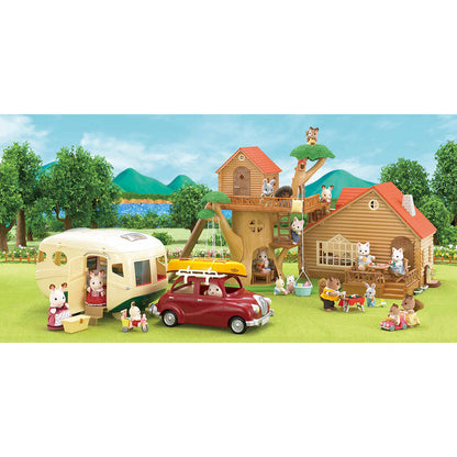 Sylvanian Families caravan, bil og hus i et eventyrligt landskab