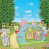 Sylvanian Families vuggestue med kaniner og gynge udendørs på en grøn plæne
