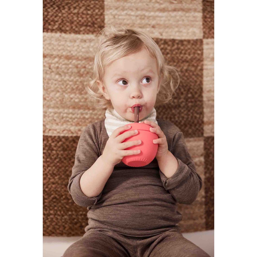 OYOY Æble kopp m låg og sugerør, Rød