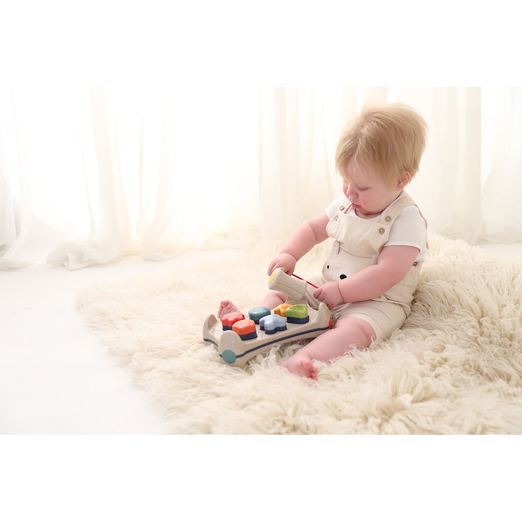 Tolo, hammerbrett og puttekasse i ett