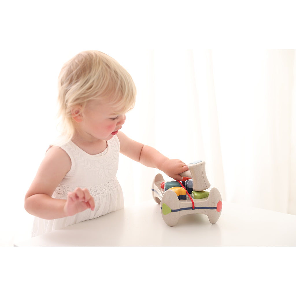 Tolo, hammerbrett og puttekasse i ett