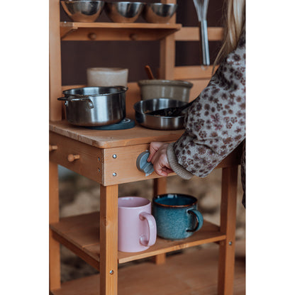 Mamamemo Mudkitchen, utekjøkken i tre for lek med gjørme