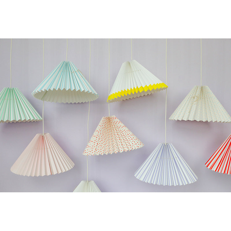 Pink Rose Loftslampe med foldet skjerm i papir – 32 cm – Beige med lyserøde prikker