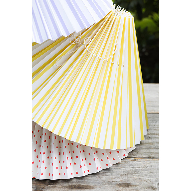 Pink Rose Taklampe med foldet skjerm i papir - 32 cm - Hvit med lyseblå striper