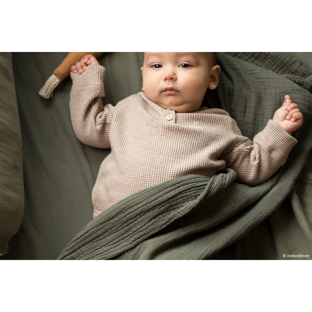 Nobodinoz babyteppe, Wabi Sabi double muslin, 65 x 100 cm - Vetiver