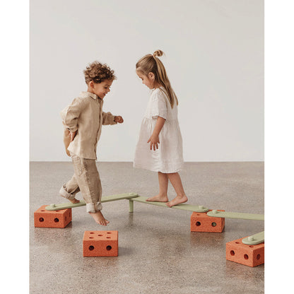 Modu Balance track, balansesti i tre med skumklosser, aktivitetsleketøy - Burnt Orange / Dusty Green