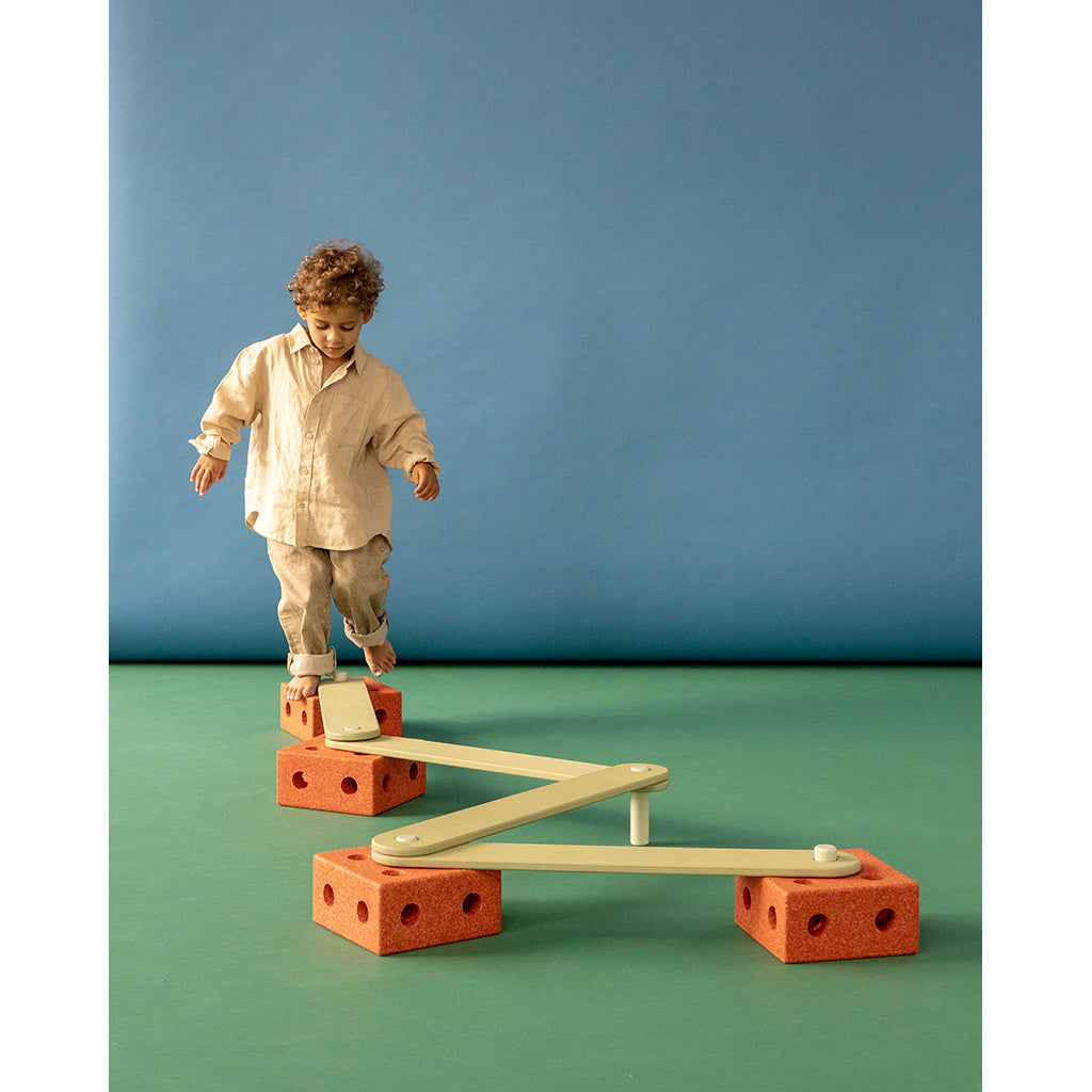 Modu Balance track, balansesti i tre med skumklosser, aktivitetsleketøy - Burnt Orange / Dusty Green