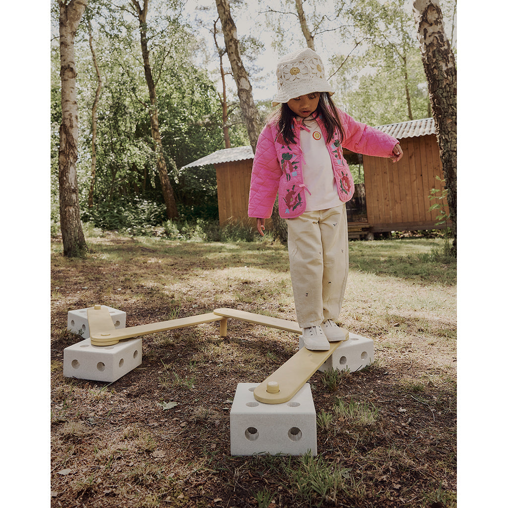 Modu Balance track, balansebane i tre og med skumklosser, aktivitetsleketøy - Sand grey/ Honey yellow