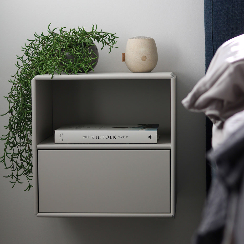 By Aulum Charlie nattbord med skuffe, 40x40 cm – Mushroom