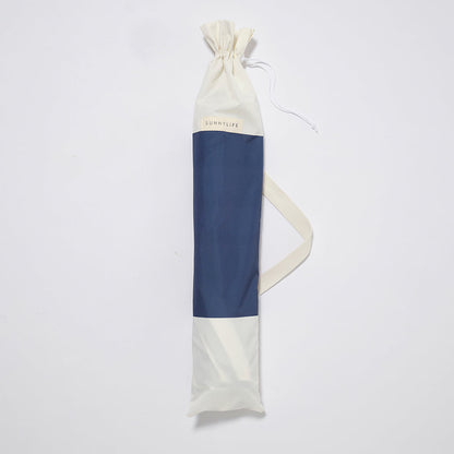 Sunnylife kompakt strandparasoll med UPF50 - Marine Stripe