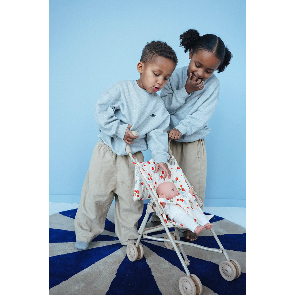 Konges Sløjd Coco dukke og klapvogn i gaveeske - fås kun hos Lirum Larum Leg