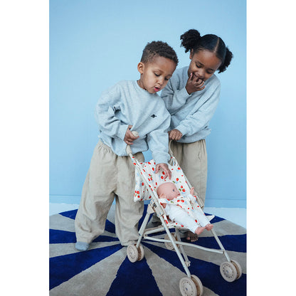 Konges Sløjd Coco dukke og klapvogn i gaveeske - fås kun hos Lirum Larum Leg