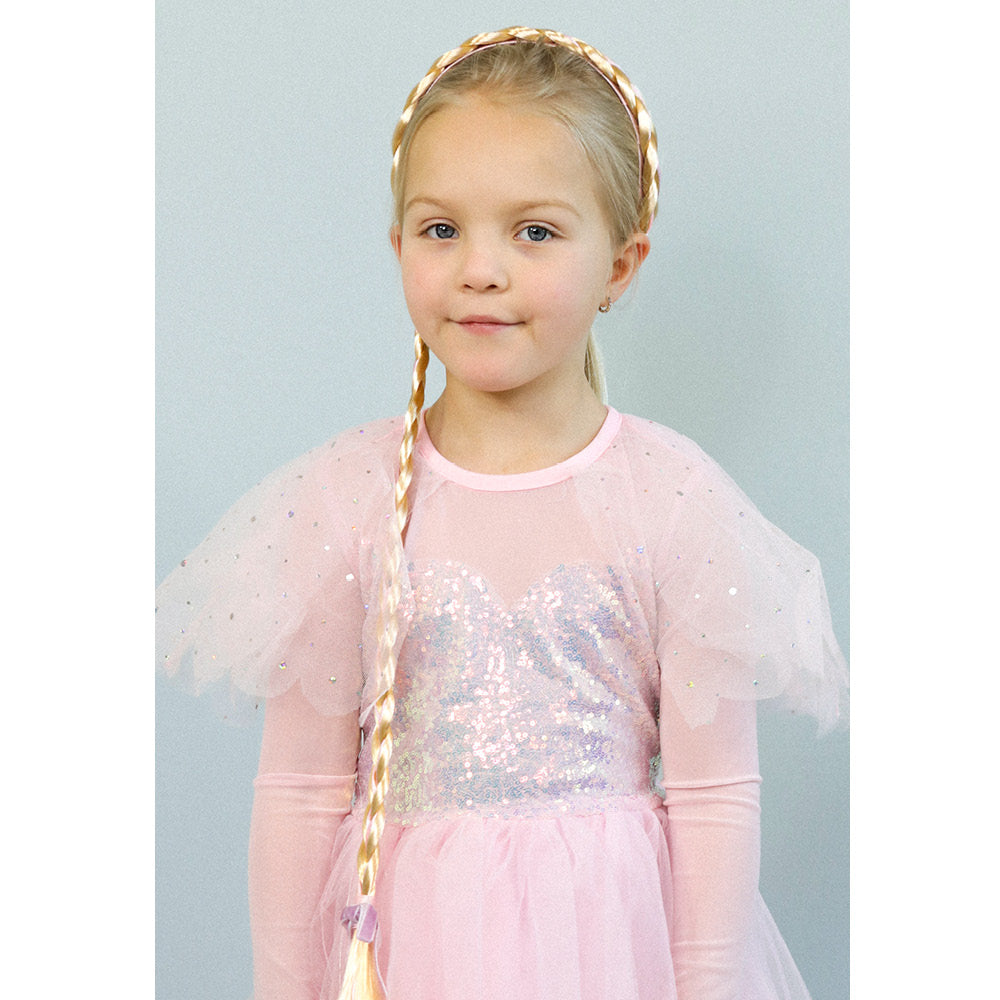Blond Rapunzel fletning på hårbøjle med blomster og bånd