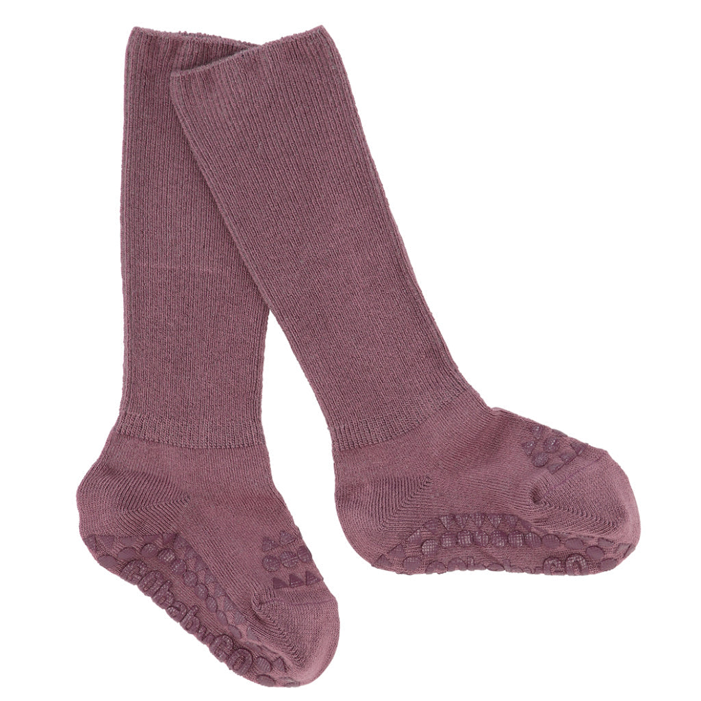 GoBabyGo sklisikre sokker med gummiknotter, Bamboo - Misty Plum