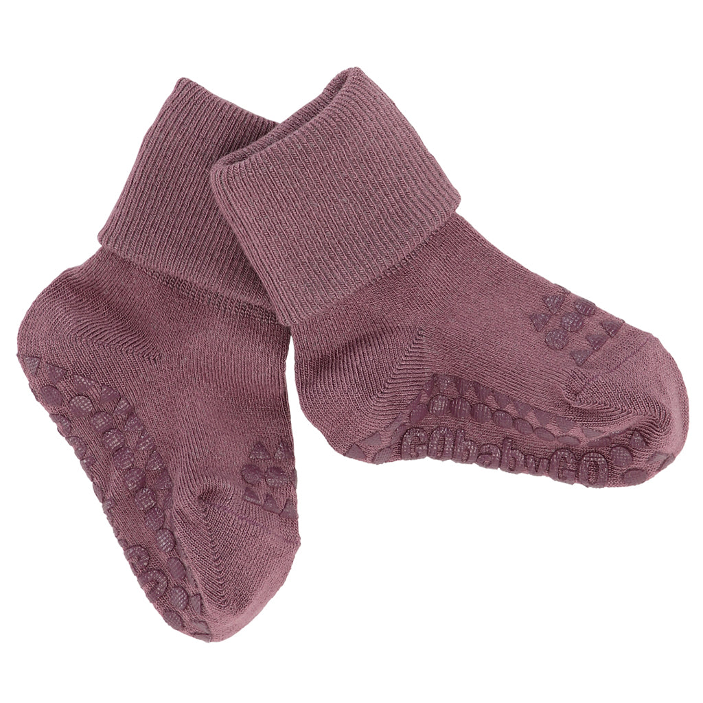 GoBabyGo sklisikre sokker med gummiknotter, Bamboo - Misty Plum