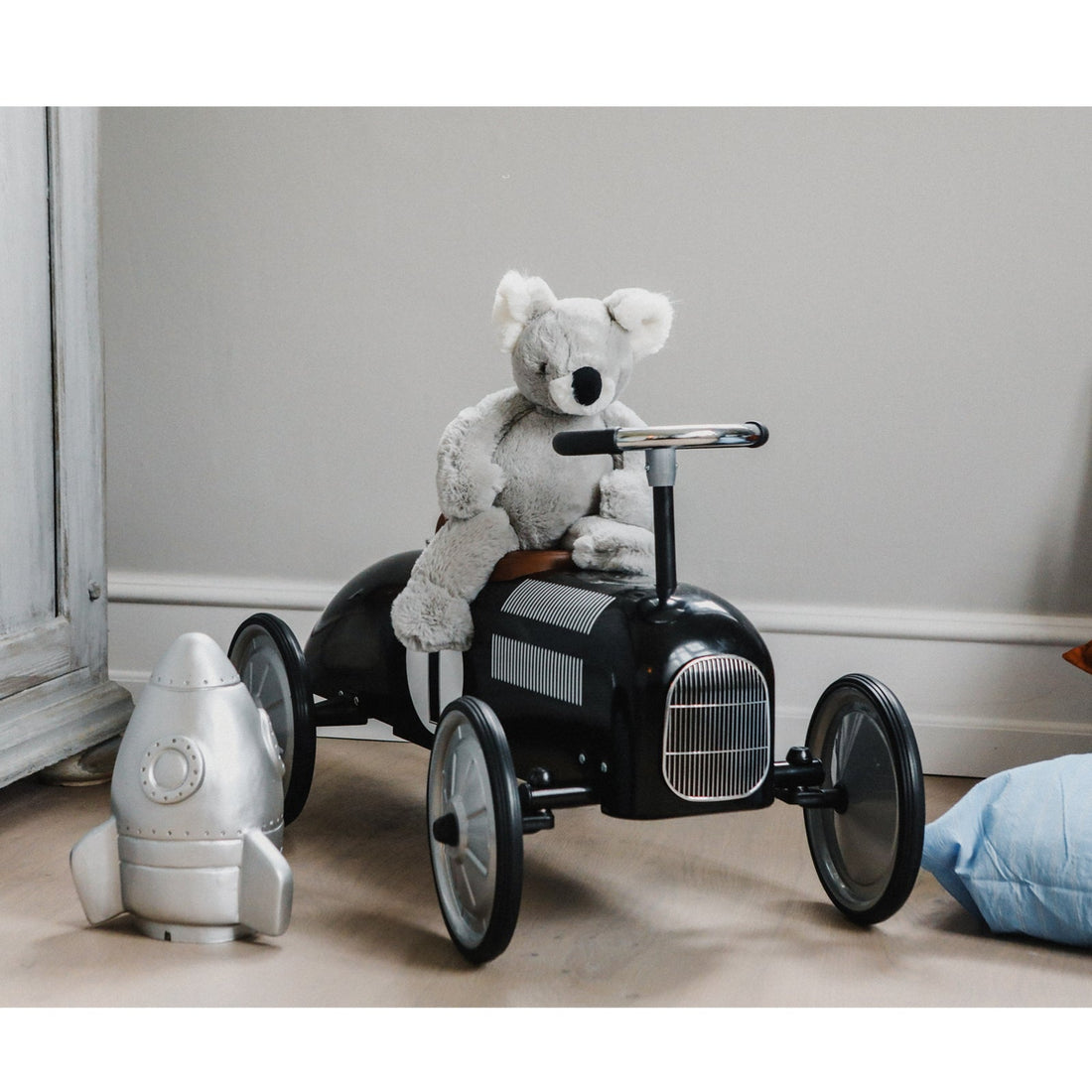 Gåbil i metall, svart