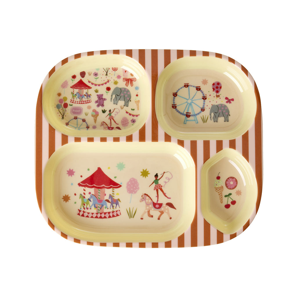 Rice 4-delt børnetallerken i melamin med Fun Fair print, pink