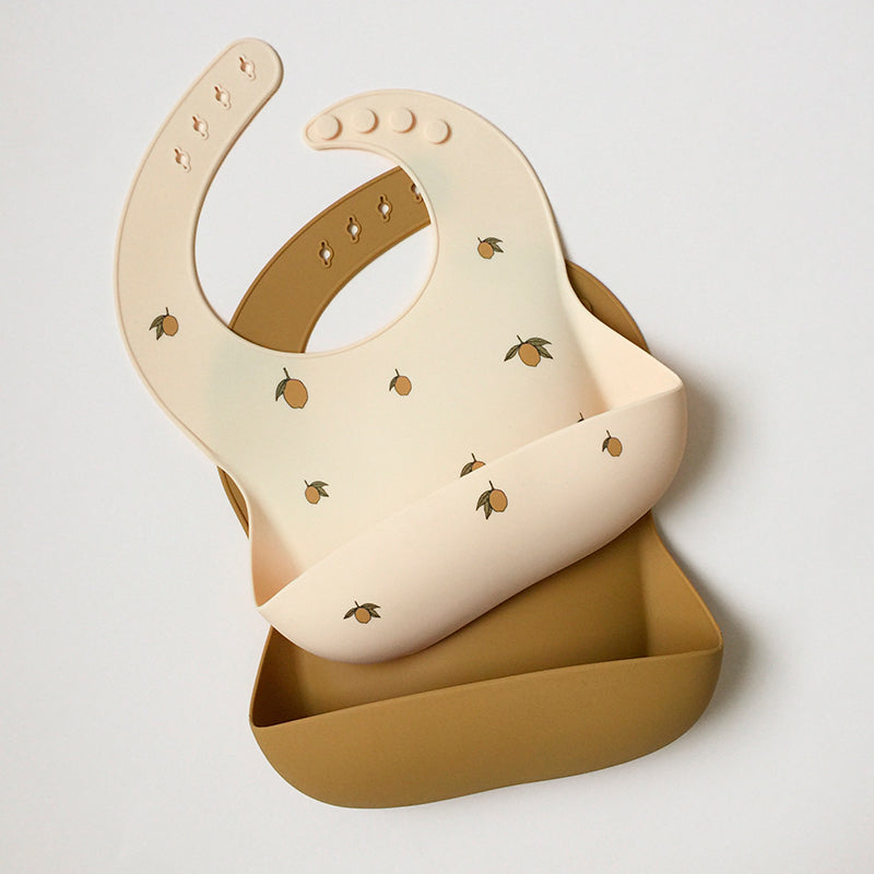 Konges Sløjd silikon smekke m. lomme, 2-pak - Lemon/almond