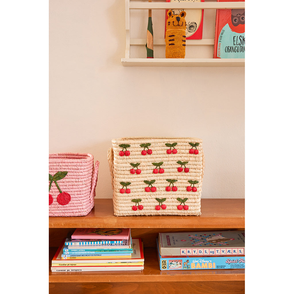 Rice kurv i natur med små kirsebærbroderier