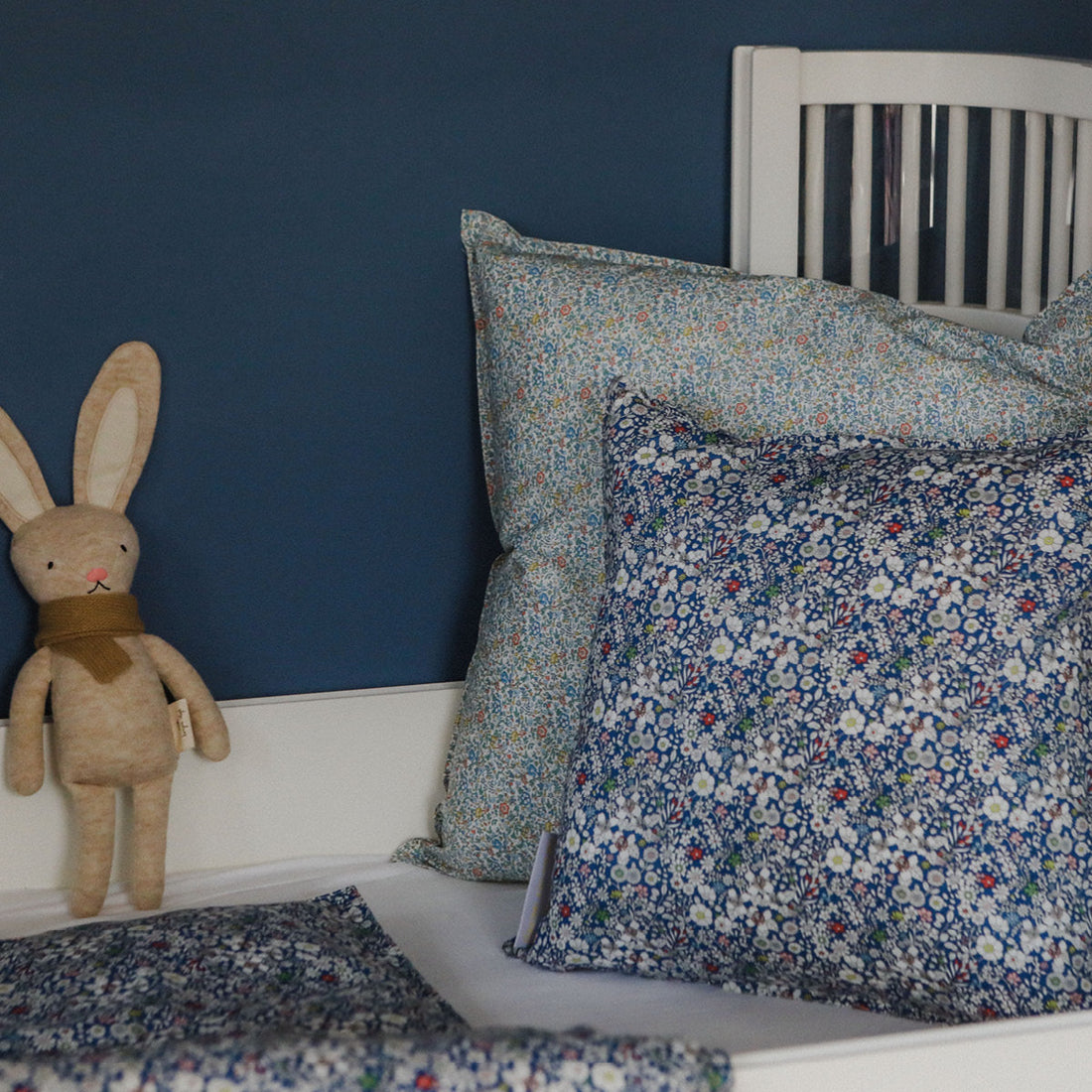 Lirum Larum Leg Mini, Liberty pute, 40 x 40 cm - Agnes