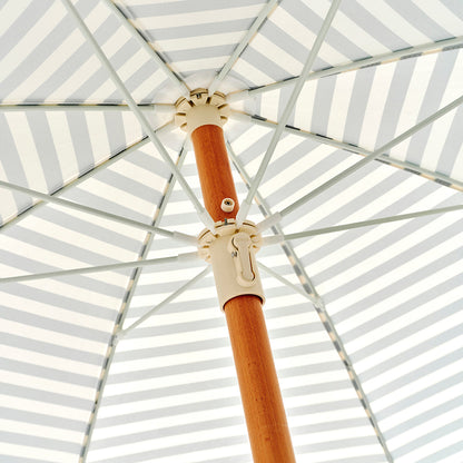 Sunnylife Luxe strandparasol, UP50+ faktor – Seagrass stripe