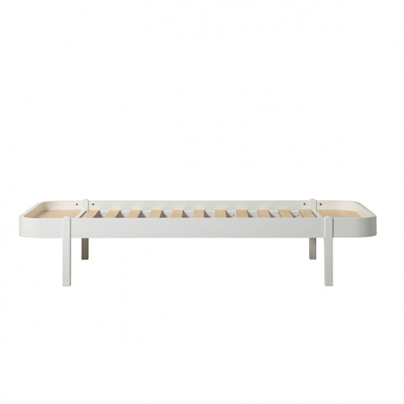 Oliver Furniture Wood Lounger seng i hvid set fra siden