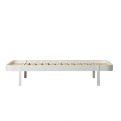 Oliver Furniture Wood Lounger seng i hvid set fra siden