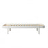 Oliver Furniture Wood Lounger seng i hvid set fra siden