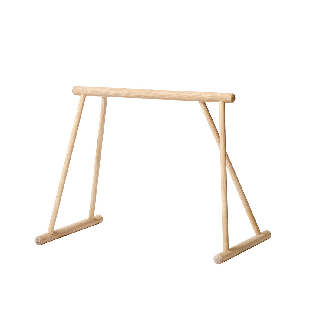 Oliver Furniture Baby gym, Aktivitetsstativ i træ - Eg. Produceret i Europa