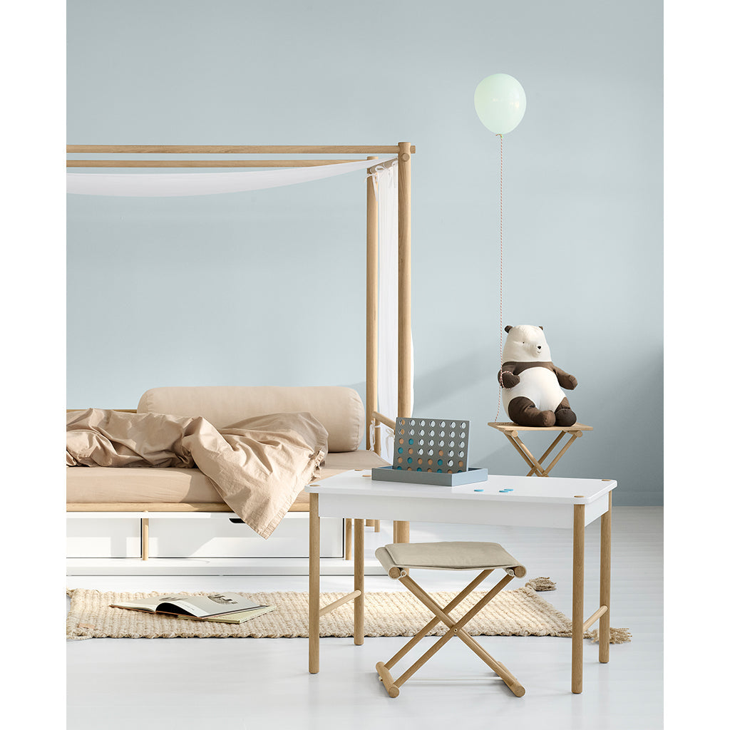 Oliver Furniture, Camp toddler legebord – Hvit / Eik