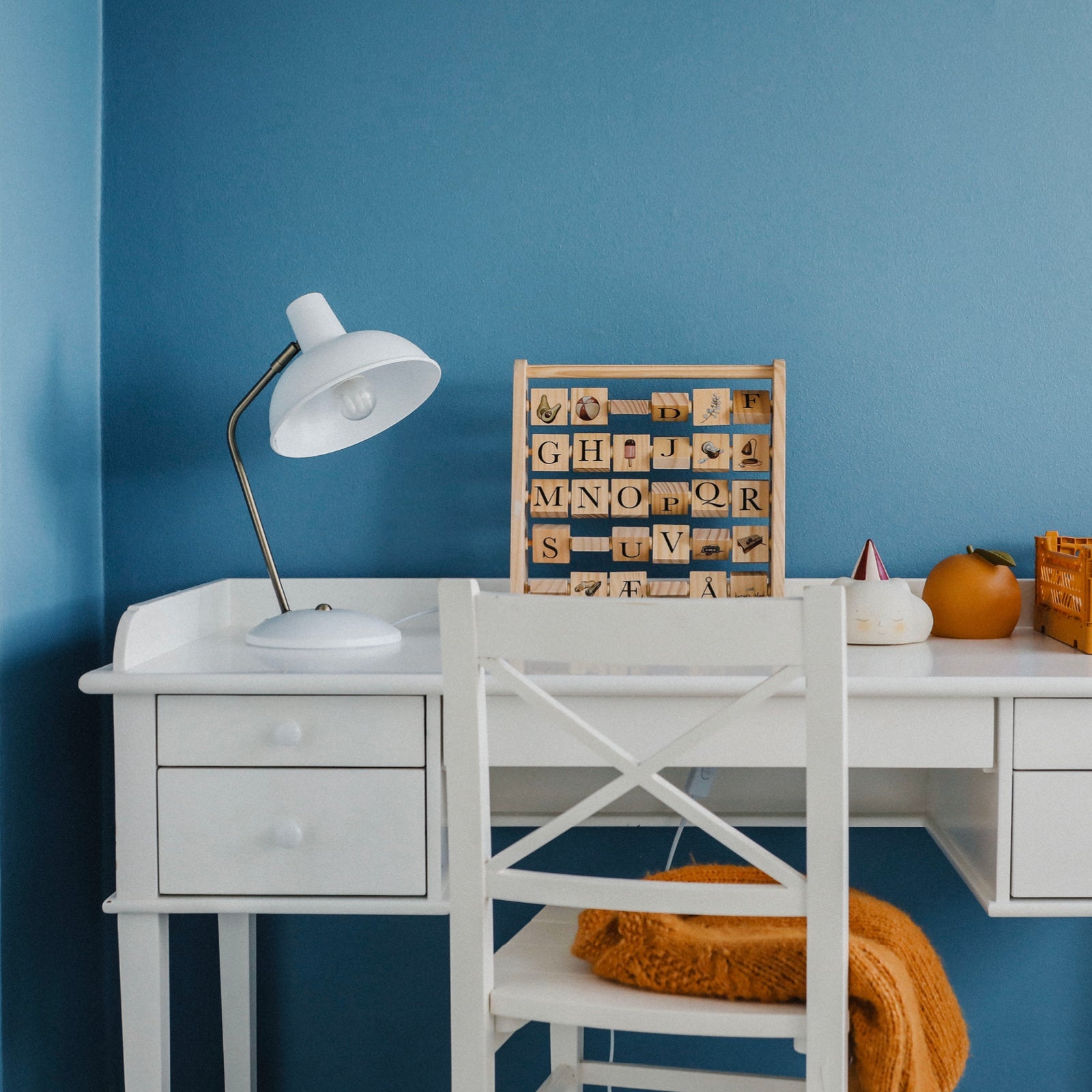 Leitmotiv Hood bordlampe i metall, Iron matt white