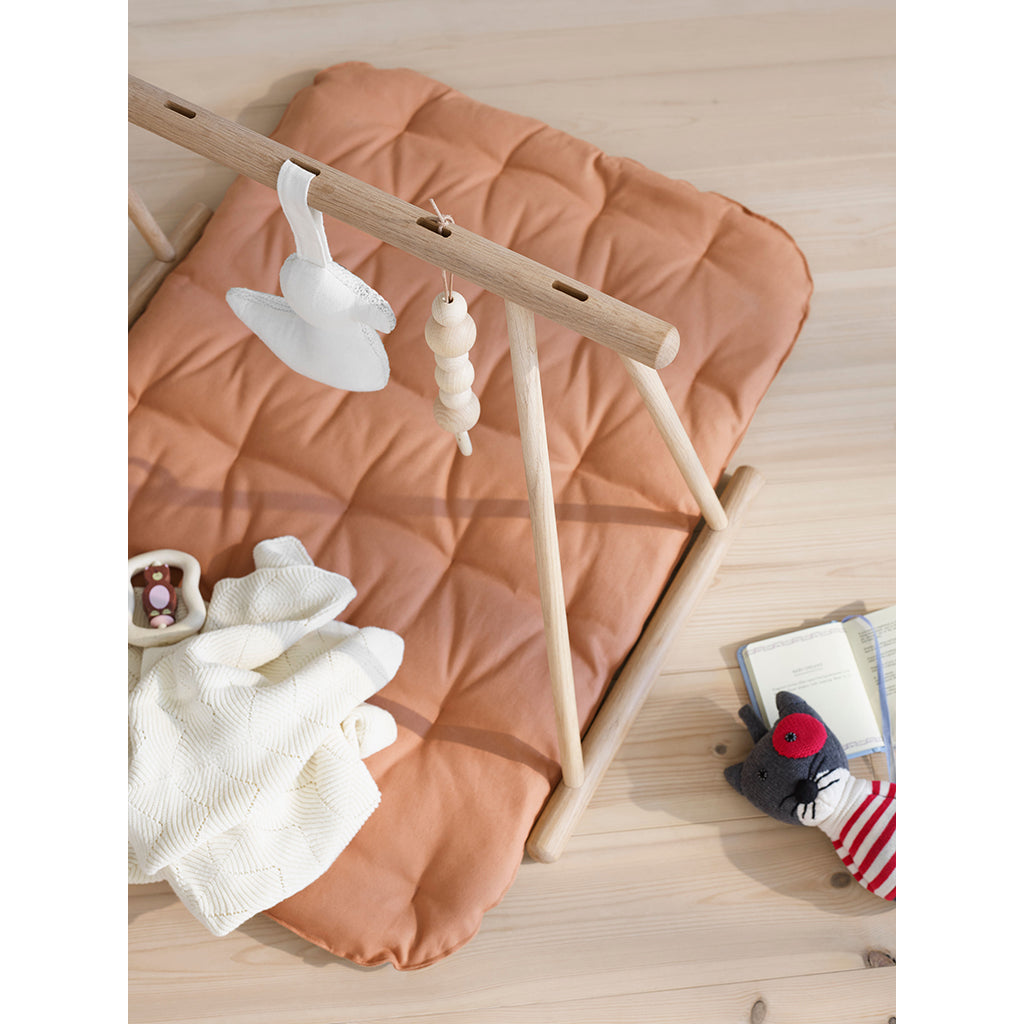 Oliver Furniture Baby gym, Aktivitetsstativ i tre - Eik