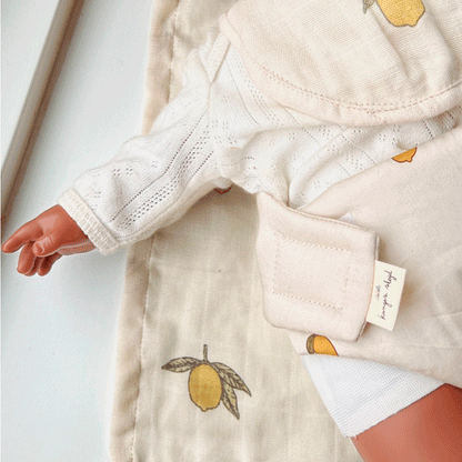 Konges Sløjd dukketilbehør, bleie, teppe og smekke - Lemon