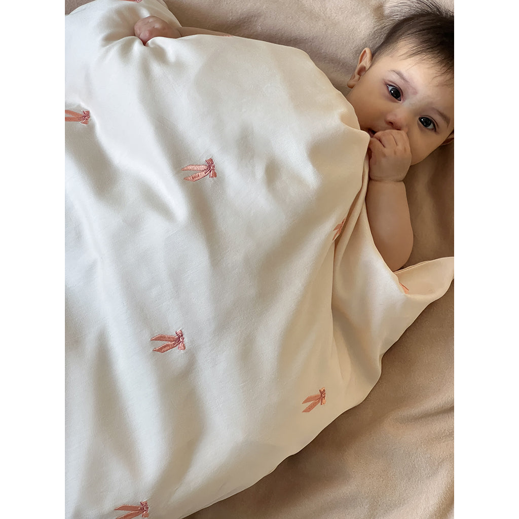 Cam Cam babysengetøy, Økologisk, Brodert - Bows