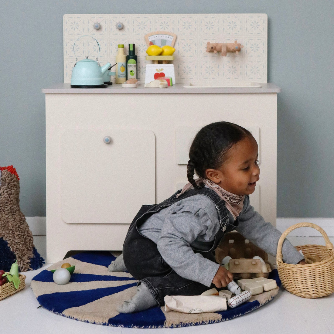 ferm Living gulvteppe, rundt - Arch small, bright blue/off-white