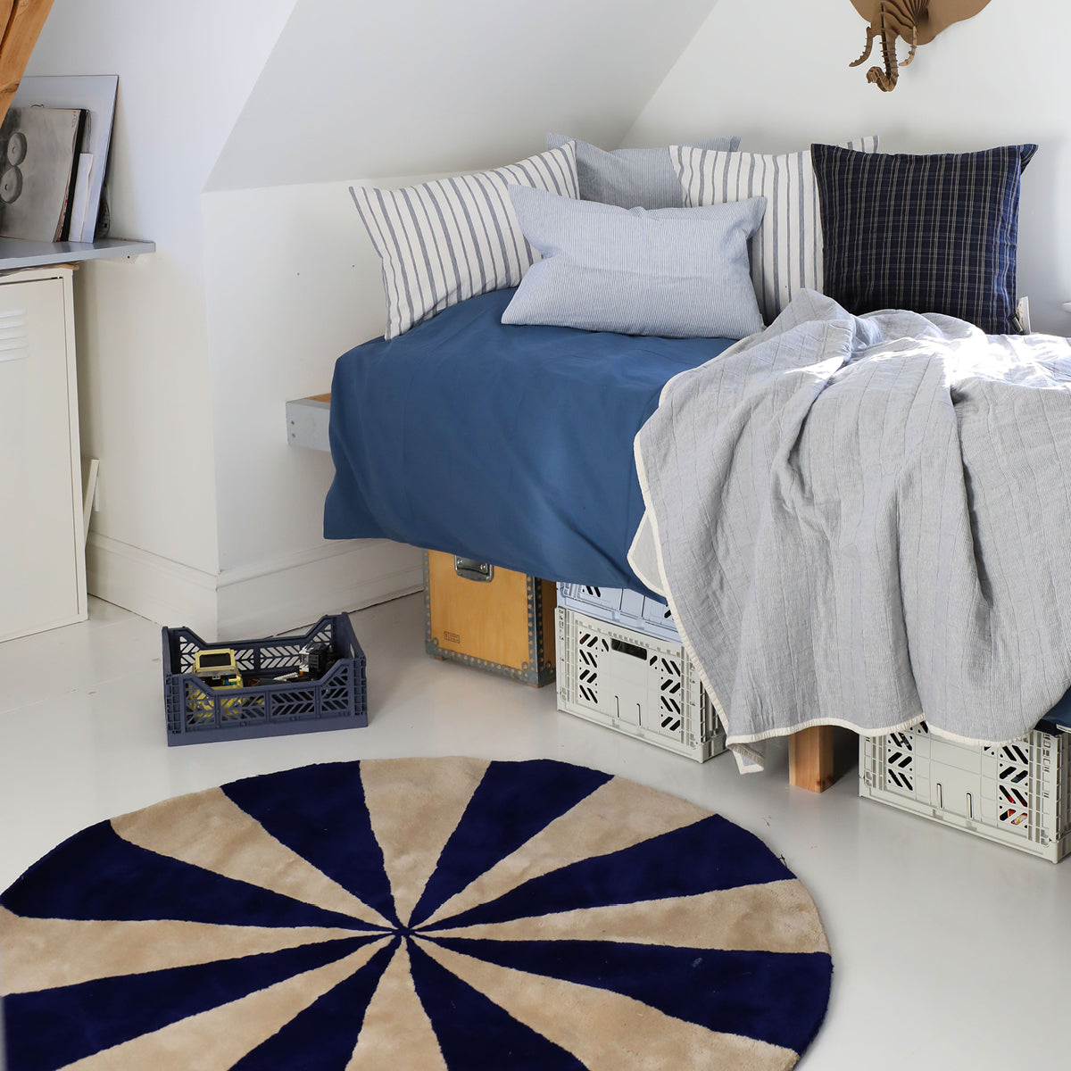 ferm Living gulvteppe, rundt - Arch large, bright blue/off-white