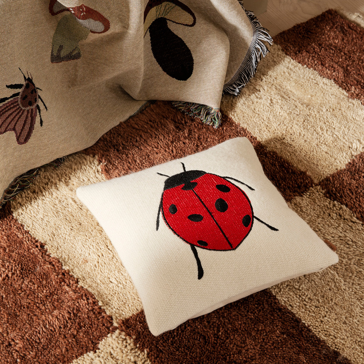 ferm Living pute, brodert - Mariehøne