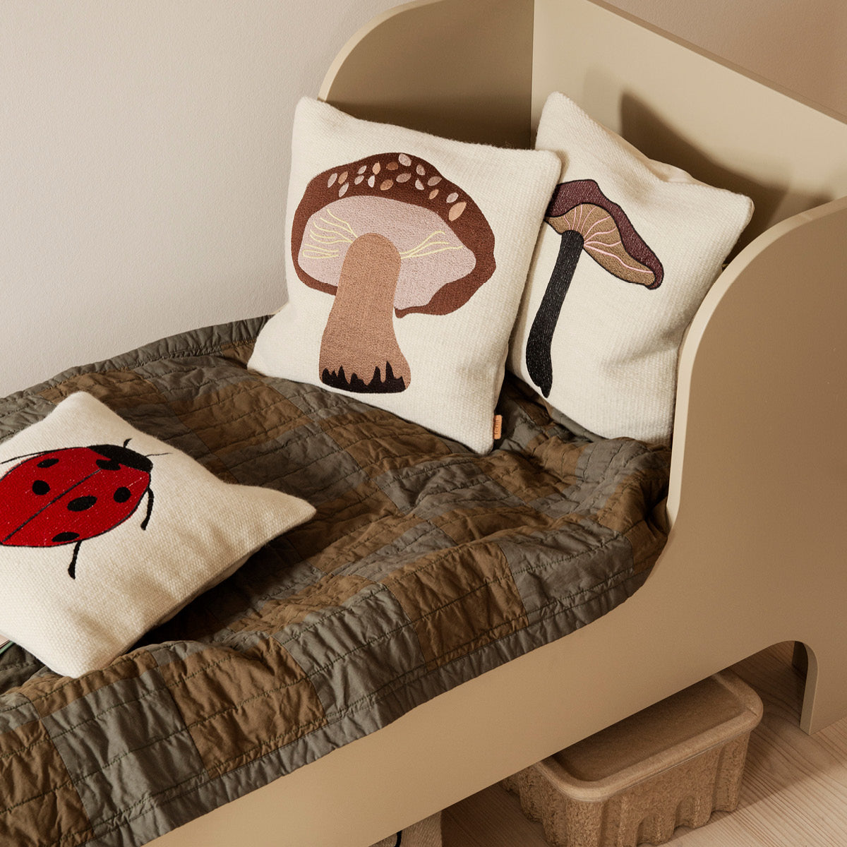 ferm Living pute, brodert - Mariehøne