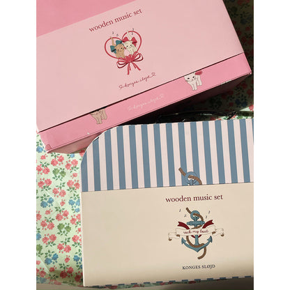 Konges Sløjd musikinstrumenter i koffert, sett m 4 dele - Bow kitty