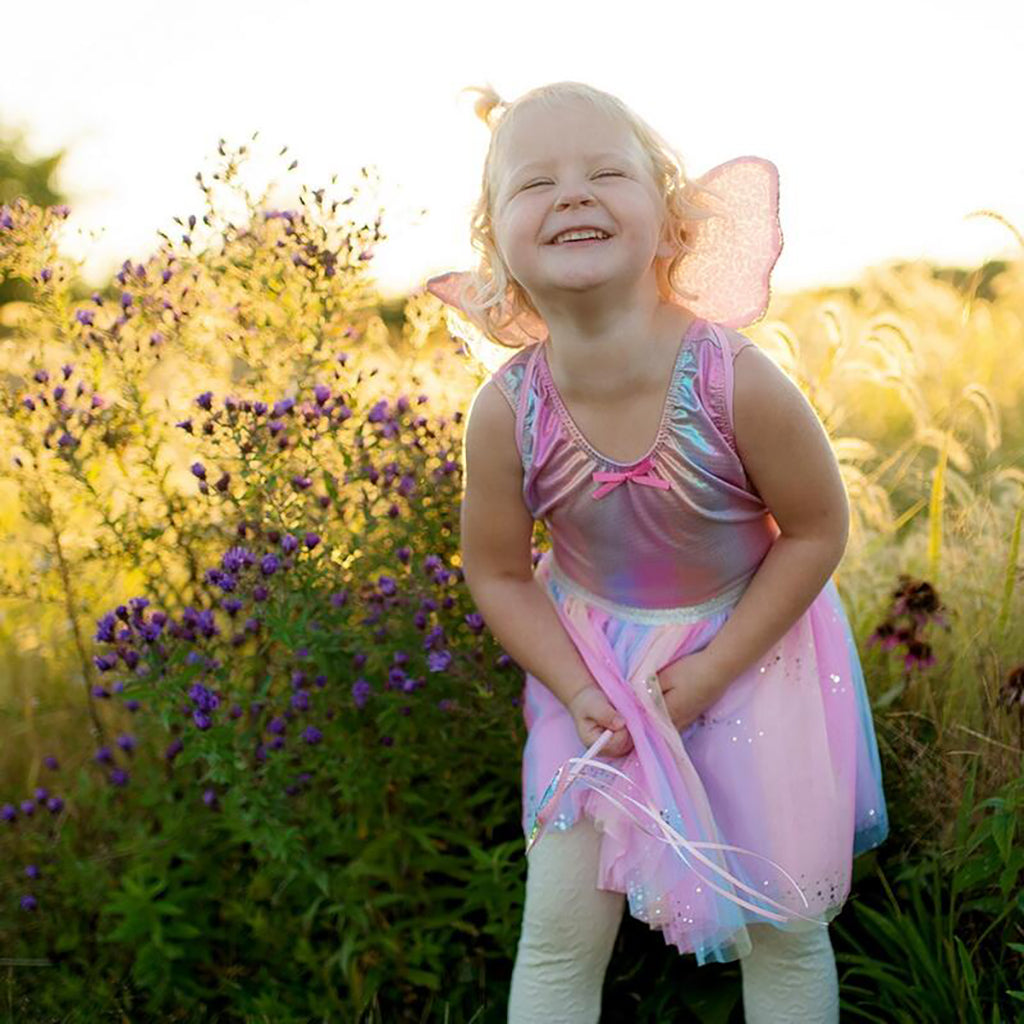 Great Pretenders utkledningstøy, Regnbue sommerfuglskjørt m. vinger og stav - Str. 4-6 år