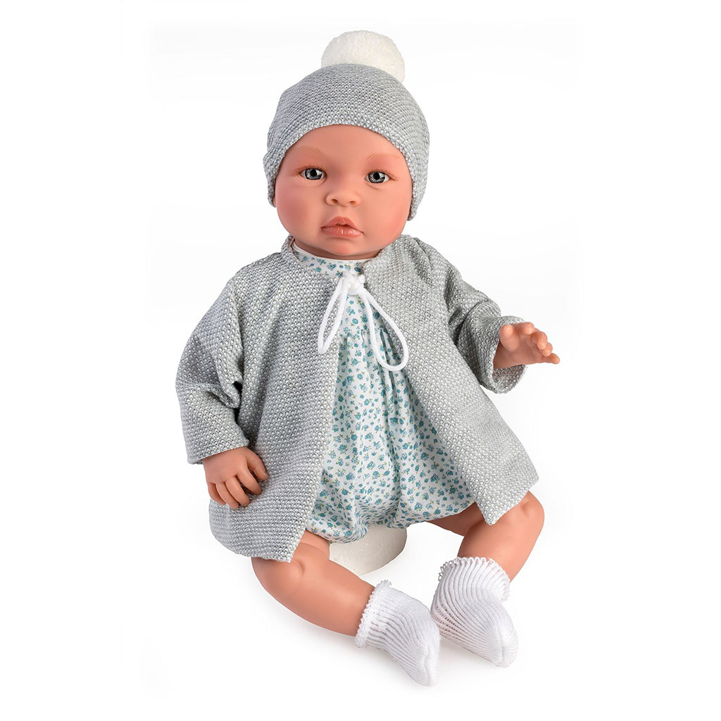Babydukken Asi Leo 46 cm med grå cardigan iført liberty dragt.