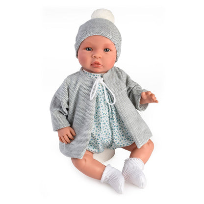 Babydukken Asi Leo 46 cm med grå cardigan iført liberty dragt.