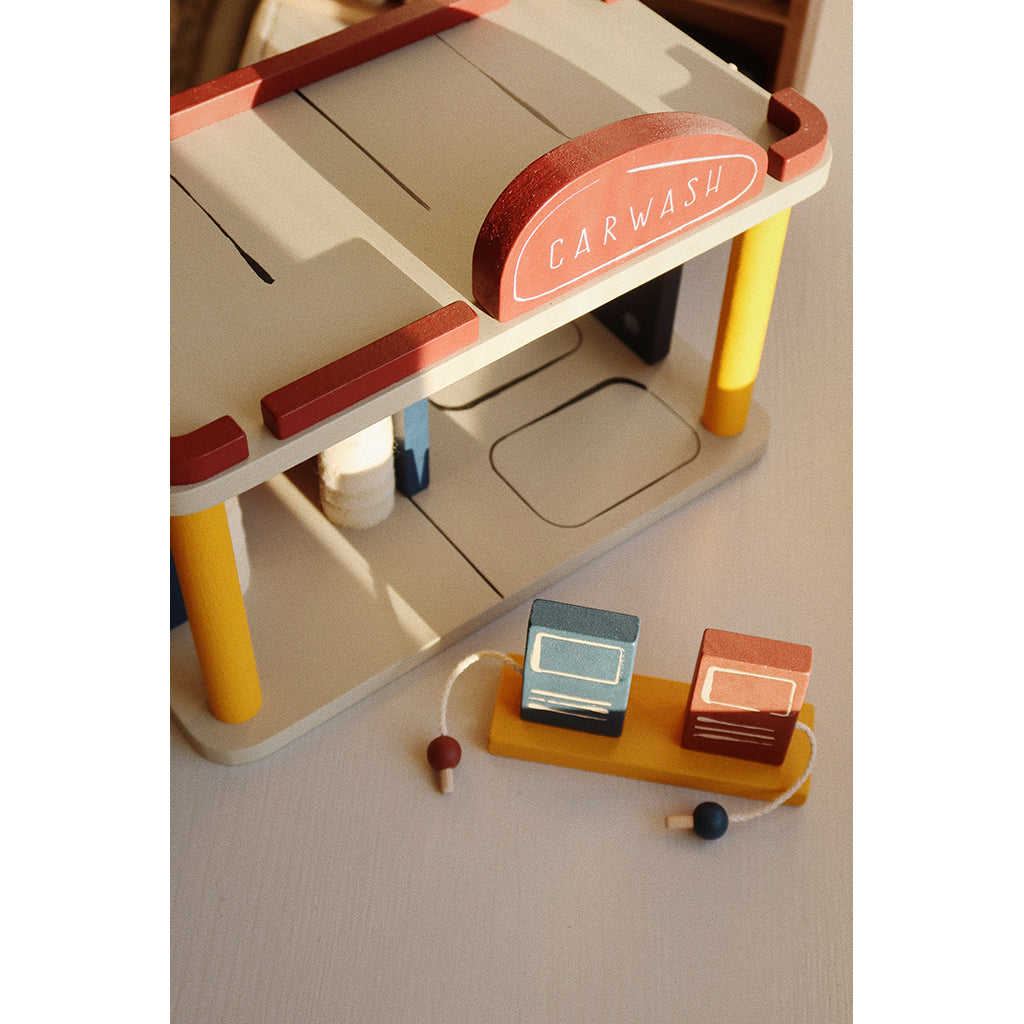 Konges Sløjd Bilgarasje med bilvask.