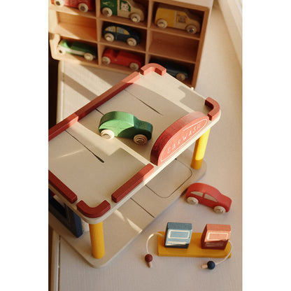 Konges Sløjd Bilgarasje med bilvask.