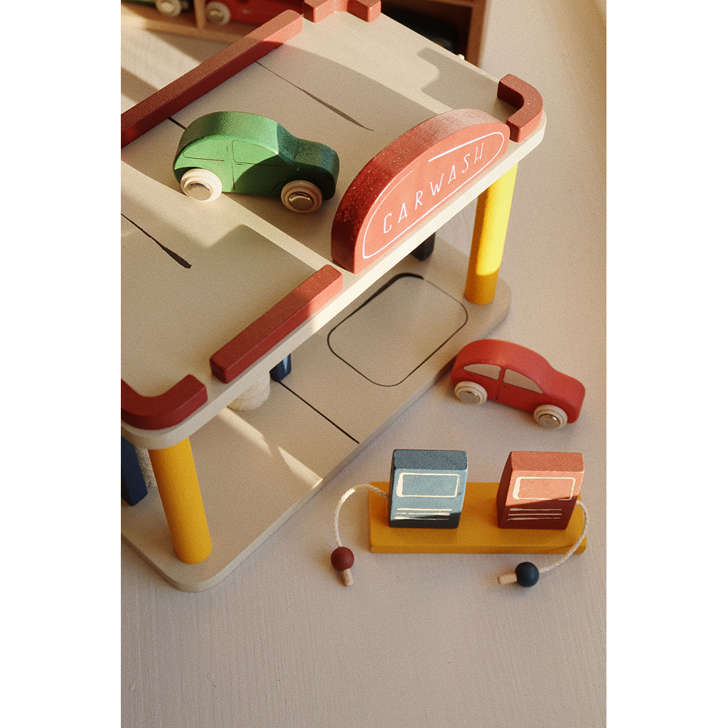 Konges Sløjd Bilgarasje med bilvask.