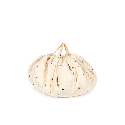 Konges Sløjd leketeppe og opbevaring i ét, Cherry