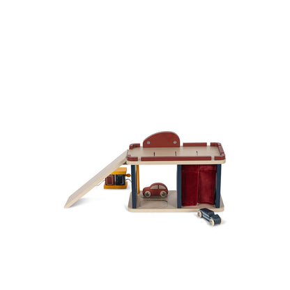 Konges Sløjd Bilgarasje med bilvask.