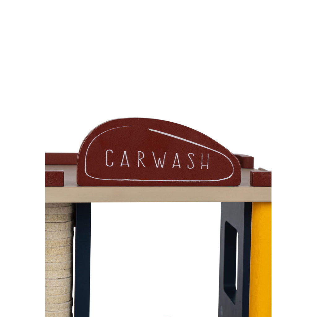 Konges Sløjd Bilgarasje med bilvask.