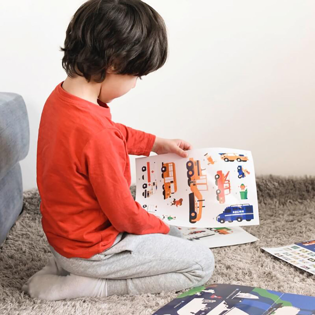 Poppik klistremosaikk i papir, plakat og 44 klistremerker – Kjøretøyer