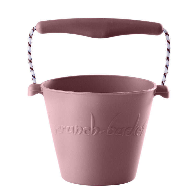 Foldbar Scrunch-spand i støvet rosa silikone til sandleg.